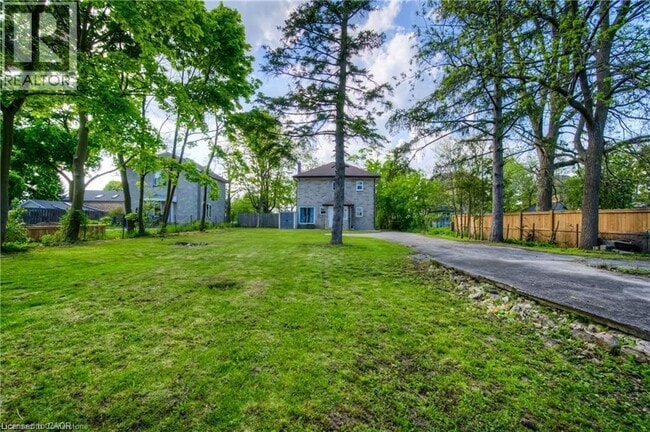 Building Photo - 332 Queen St W