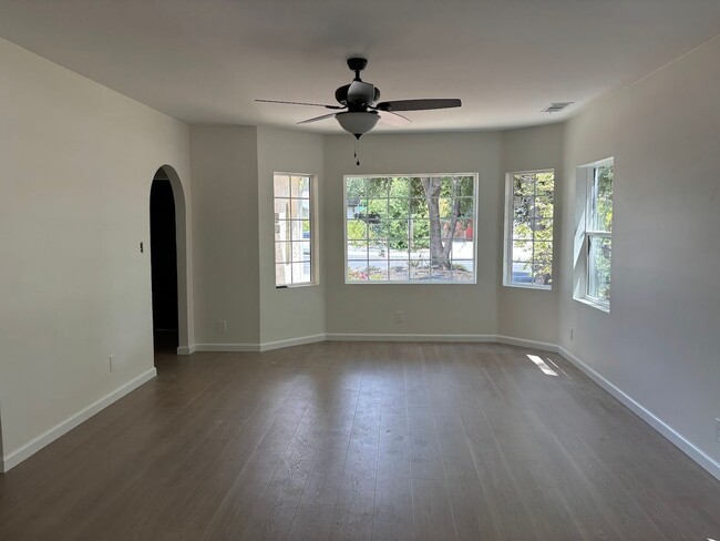 Building Photo - 5533 Mariposa Ave