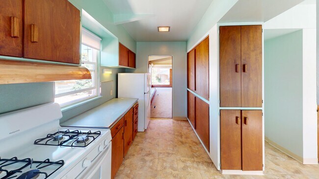 Foto del edificio - 3 Bed, 2 Bathroom home with large enclosed...