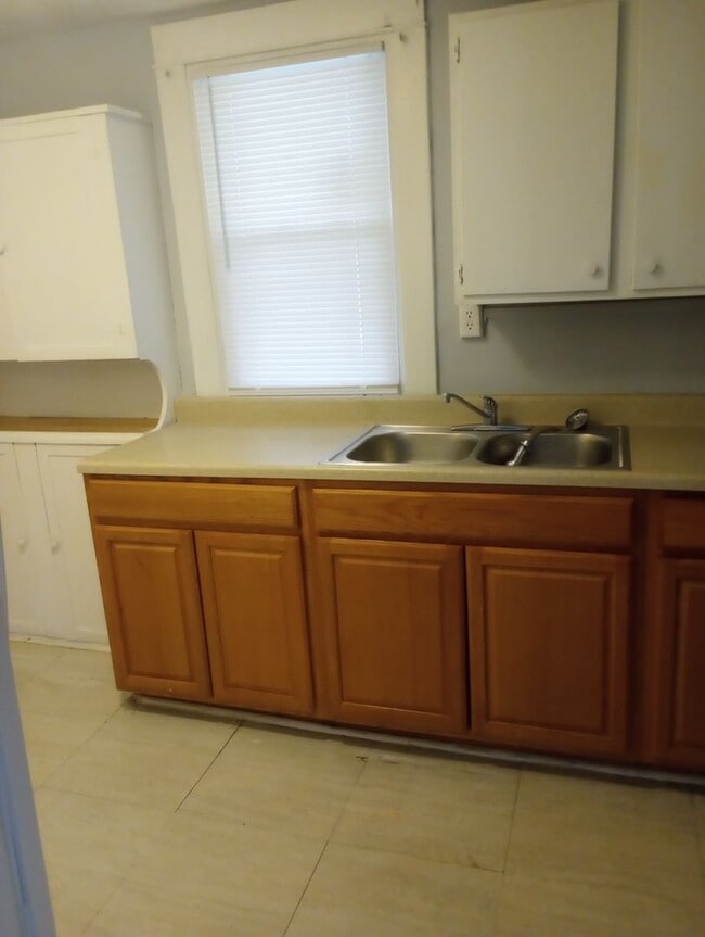 Building Photo - Cute 3-Bedroom 1-bath House in the Churchi...
