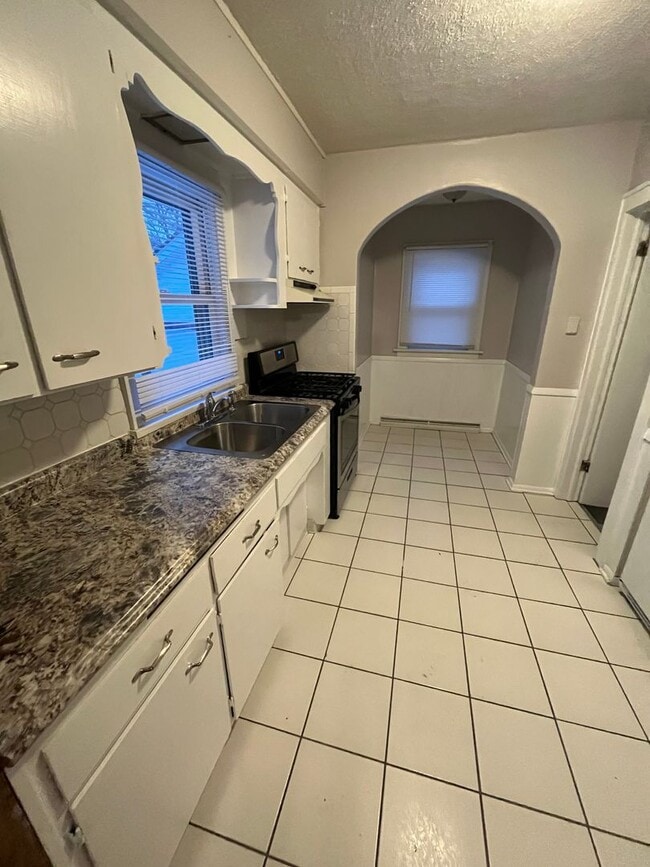 Building Photo - 3 bedroom home available in Rockford