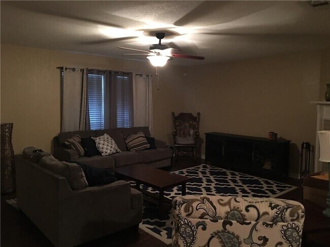 Foto del edificio - 645 Fossil Wood Dr