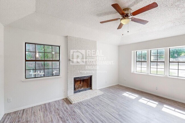 Foto del edificio - Recently Updated 3 Bedroom Unit in Duplex ...