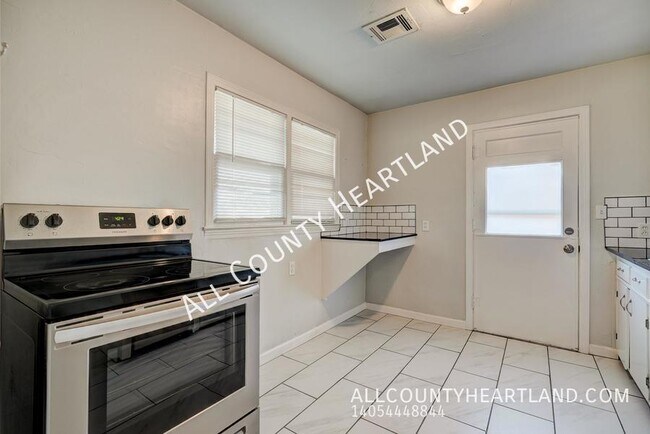 Foto del edificio - 2400 W Britton Rd