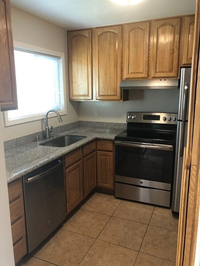 Building Photo - Remodeled Townhome in the Irvington neighborhood of Fremont - Beautiful from head to toe!