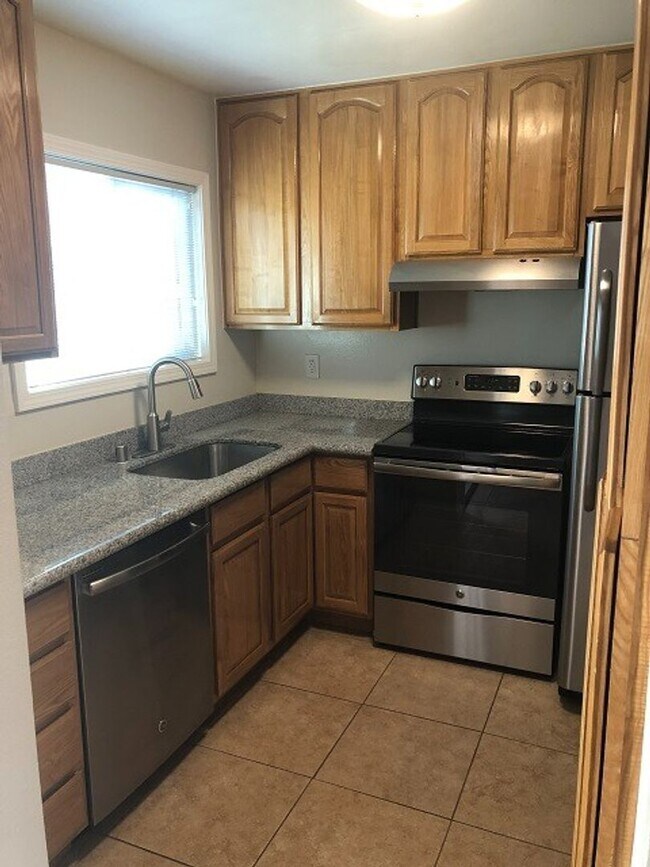 Foto del edificio - Remodeled Townhome in the Irvington neighborhood of Fremont - Beautiful from head to toe!