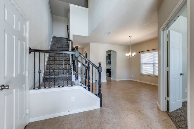 Foto del edificio - SPACIOUS 4-BEDROOM HOME IN CONVERSE