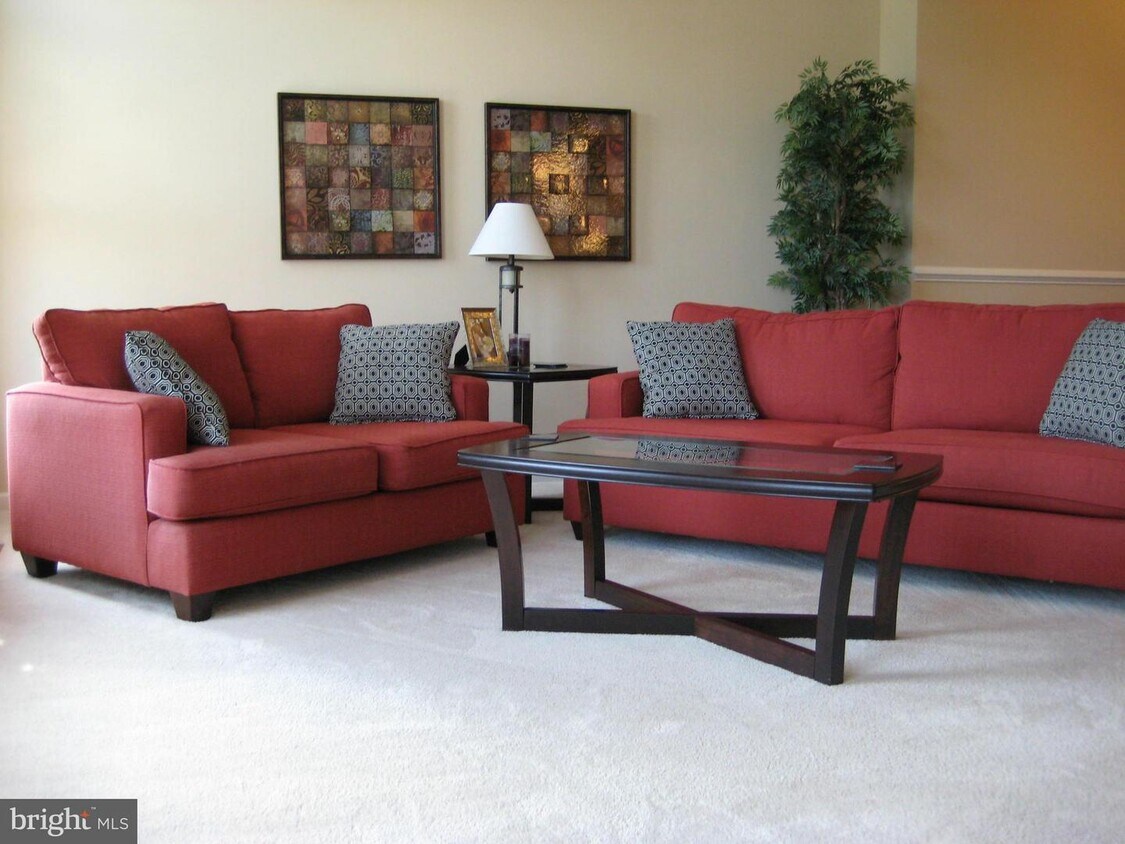Foto principal - 25917 Kirkwood Square