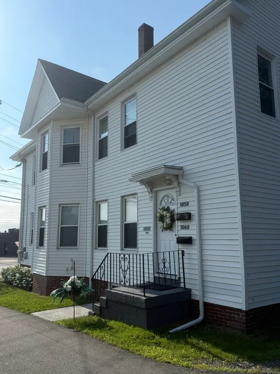 Building Photo - 1060 Forest Ave