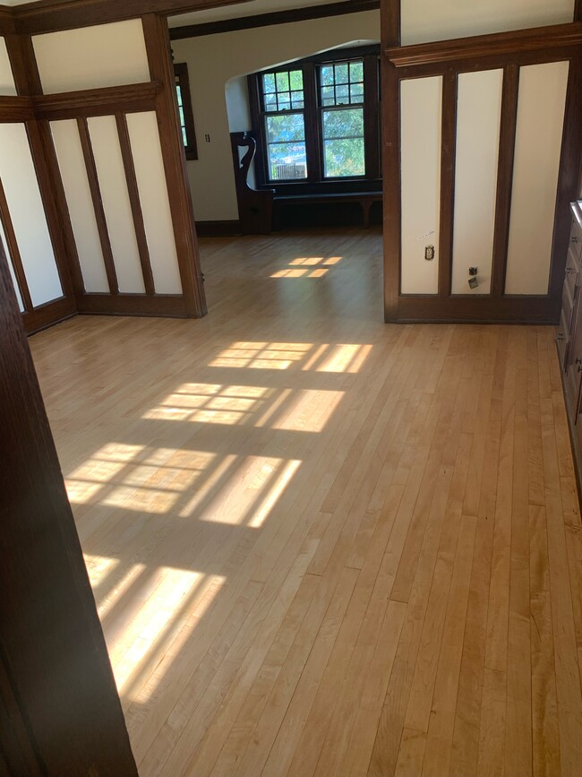 Total de renovación con acabado de los Birds Eye pisos de madera de arce - 2771 S Shore Dr