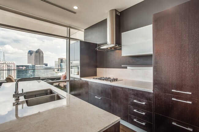 Foto del edificio - 2430 Victory Park Ln