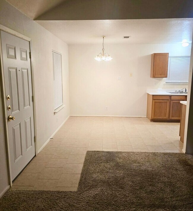 Building Photo - MOVE IN SPECIAL - 2 WEEKS FREE !!!