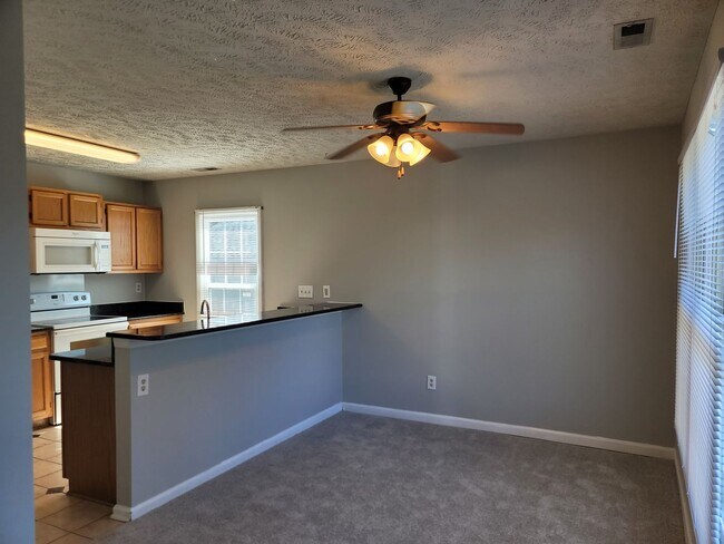 Foto del edificio - Newly Renovated 3 Bedroom, 2 Bath Ranch Home. Minutes from Shopping & Restaurants!