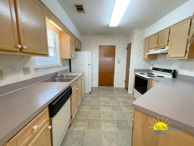 Building Photo - Lovely 3 Bedroom Home in Shalimar
