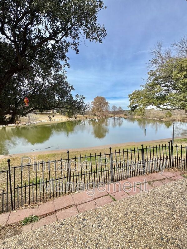 Foto del edificio - 2408 Lindenwood Dr