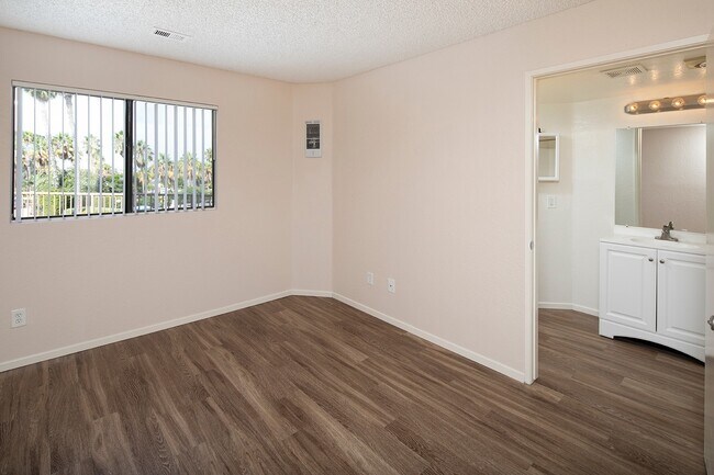 Foto del edificio - Stunning Point Loma Apt. with Dual Primary Bedrooms and 2 Parking Spaces