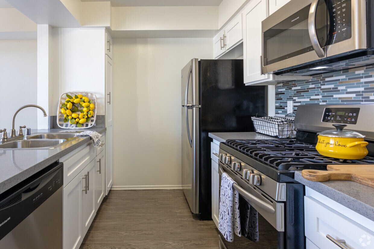 Townhomes on Emerson Apartments in Los Angeles, CA Westside Rentals