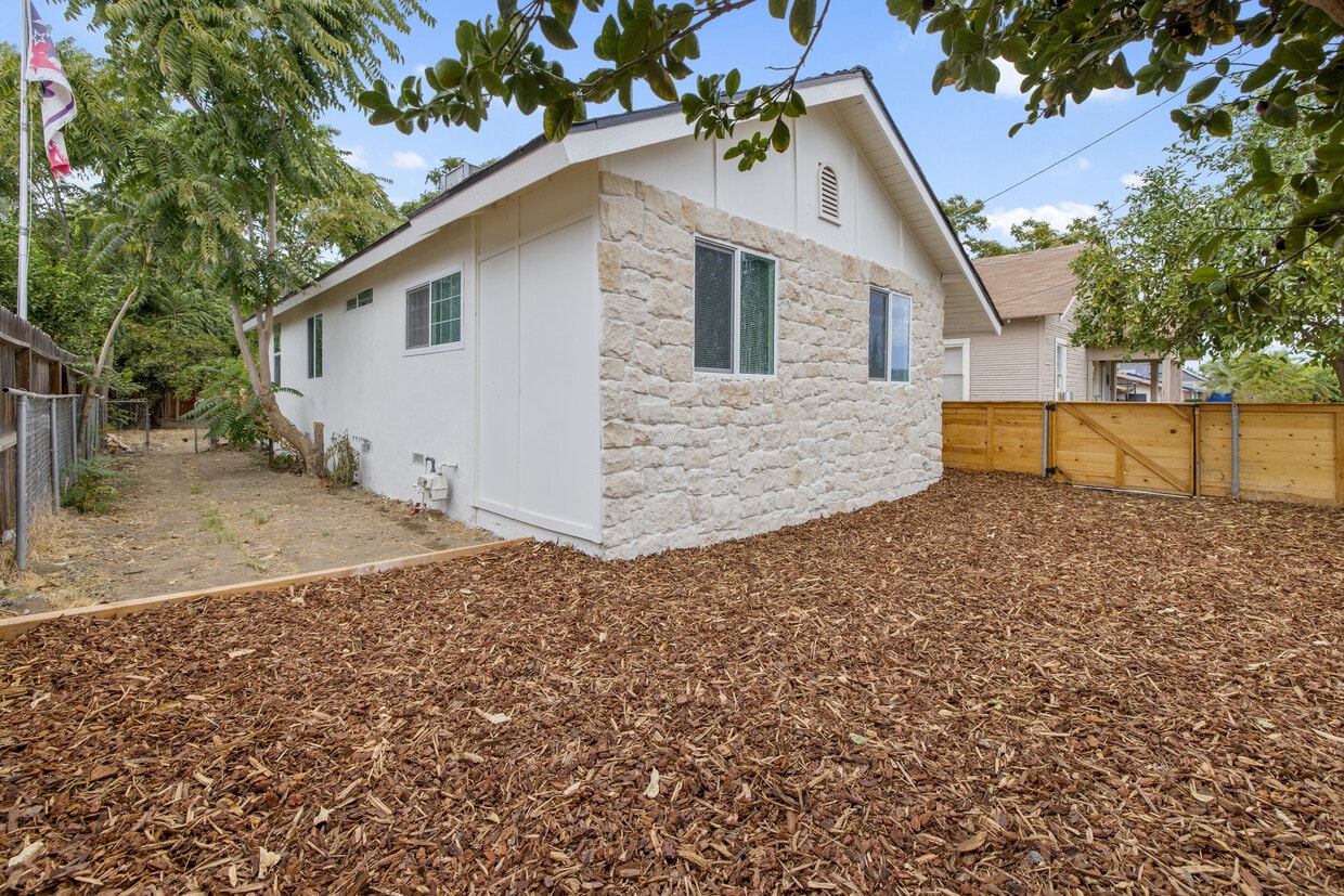 Primary Photo - 78 Magnolia Ave