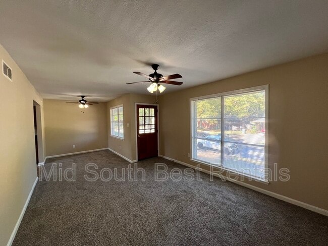 Building Photo - 3114 Dahlia Dr