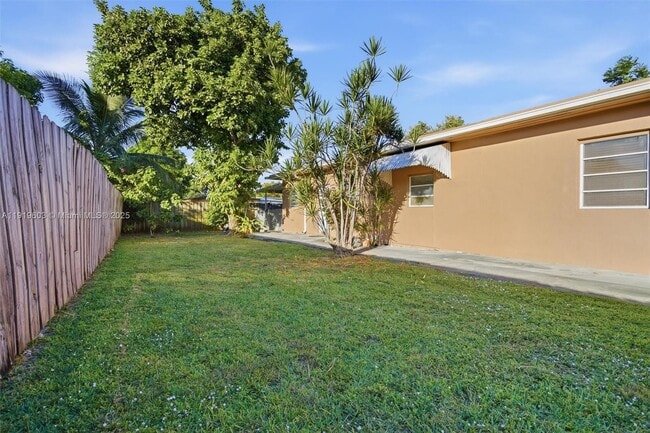 Foto del edificio - 2445 SW 18th St