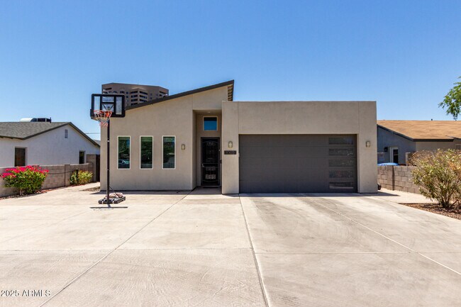 Building Photo - 1005 E Weldon Ave