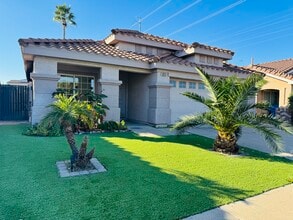 Building Photo - 3211 E Menadota Dr