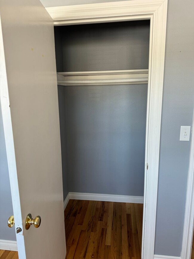 Building Photo - Large 4 Bedroom 2 Bath
