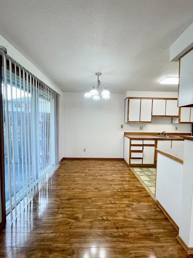 Foto del edificio - 2 Bedroom Duplex Near the Jim Parsley Comm...