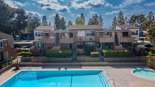 Foto del edificio - Welcome to Your Updated Home in the Heart of South Coast Metro!