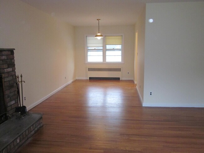 Living room dining room combo - 33 Kingsley Rd