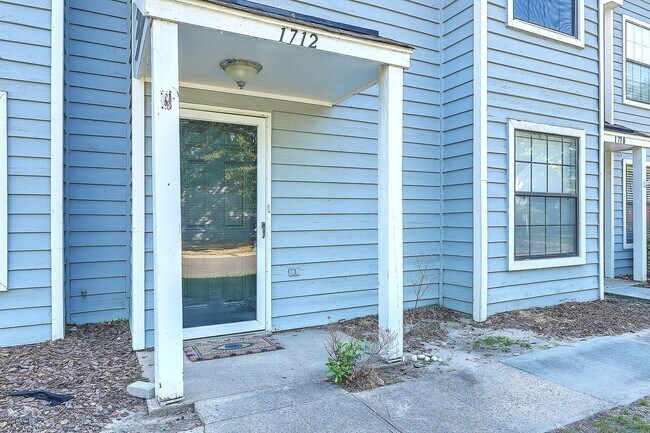 Building Photo - Move in Ready Mt Pleasant Townhouse!