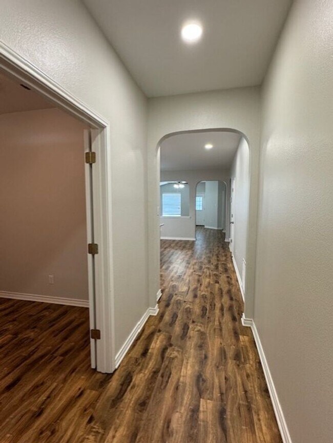 Building Photo - 3 Bedroom/2 Bath Wildhorse Subdivision