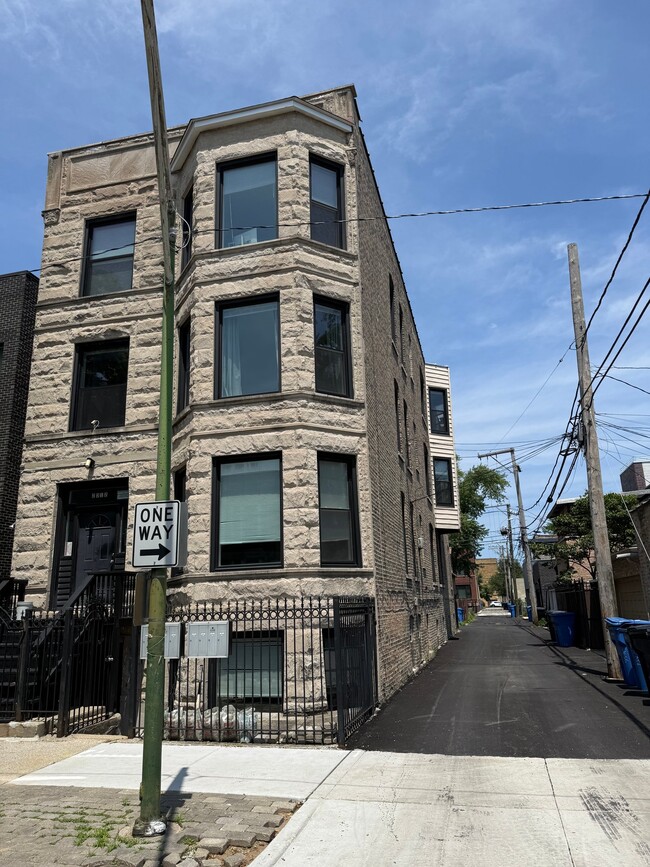 Photo - 2312 W Dickens Ave (Chicago, IL) Apartment