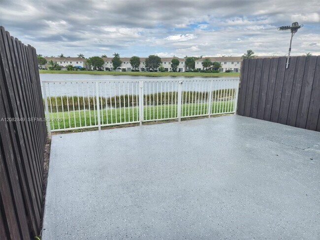 Foto del edificio - Southeast 31st Court, Homestead, FL 33035 - 3 BR 2.5 BA townhouse