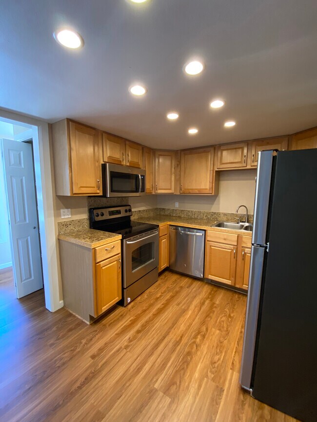 9910 NE 119th St Unit 204, Kirkland, WA 98034 Condo for Rent in Kirkland, WA