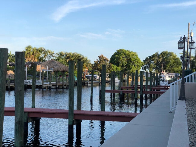 Building Photo - SE Cape Coral Townhouse