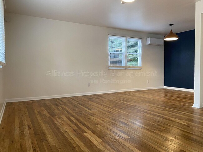 Building Photo - 2605 Lark Dr