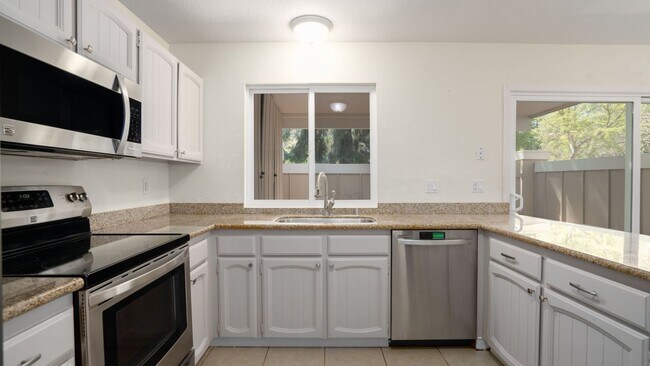 Building Photo - Bennett Valley Townhouse!!