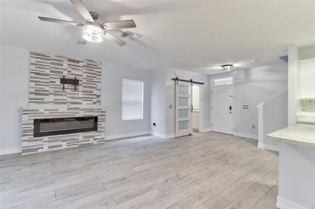 Building Photo - 10525 Whispering Hammock Dr