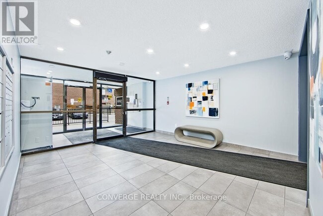 Photo du bâtiment - 4062-4062 Lawrence Ave E