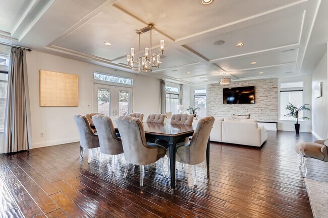 Foto del edificio - Stylish Bliss: Modern 5BR, 4BA Retreat in the Heart of Las Vegas!