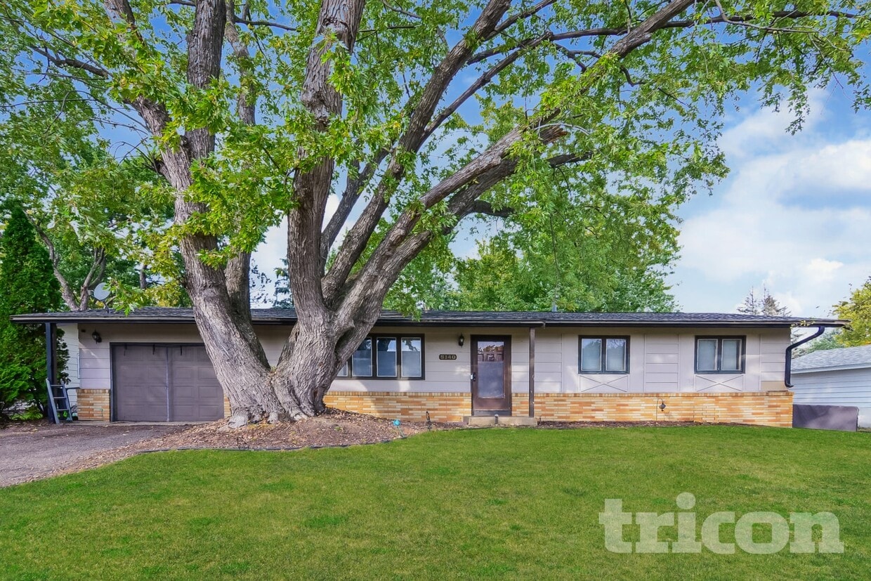 Foto principal - 8140 49th Ave N