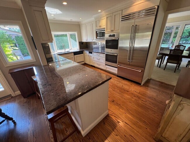 Building Photo - 723 Laurelwood Dr