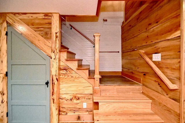 escalera al dormitorio principal - 172 Diamond Ct SE