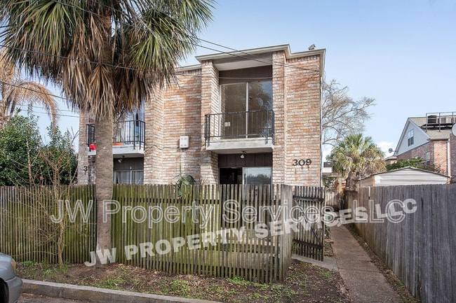 Building Photo - 309 Lilac St