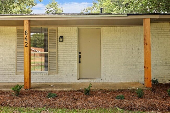 Building Photo - 642 Sweetgum St