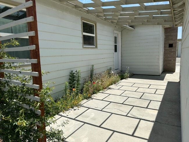 Building Photo - Beautifully landscaped home with modern up...