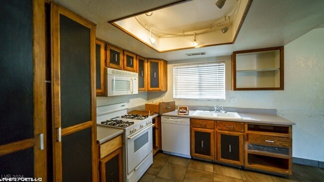 Building Photo - 505 Van Dornum Ave