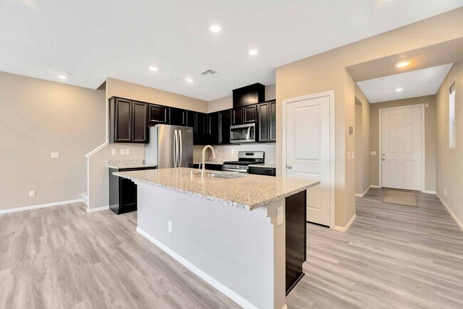 Foto del edificio - Desirable Southwest Townhome: Luxury Living!