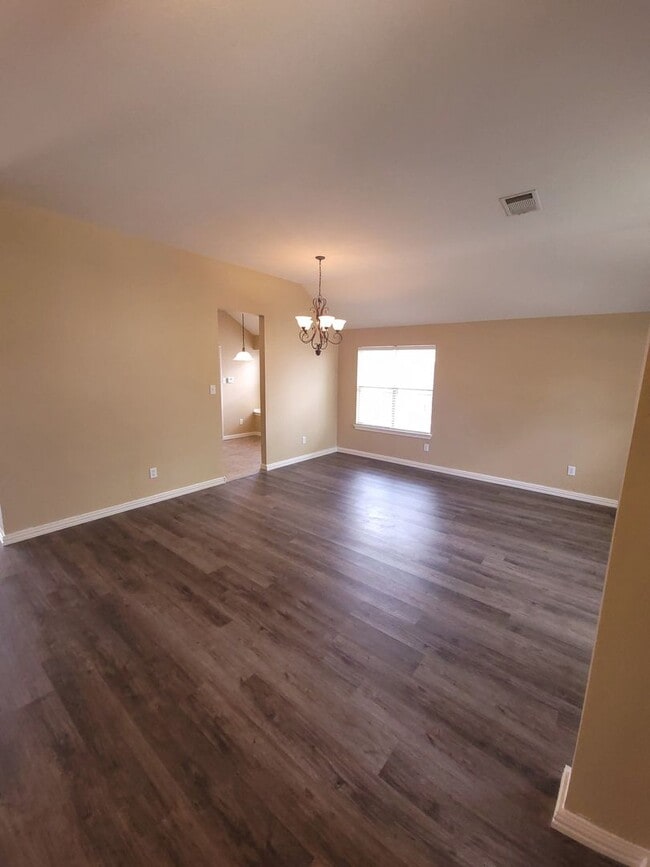 Building Photo - Gorgeous 3 Bedroom 2 Bath in Beautiful Mea...